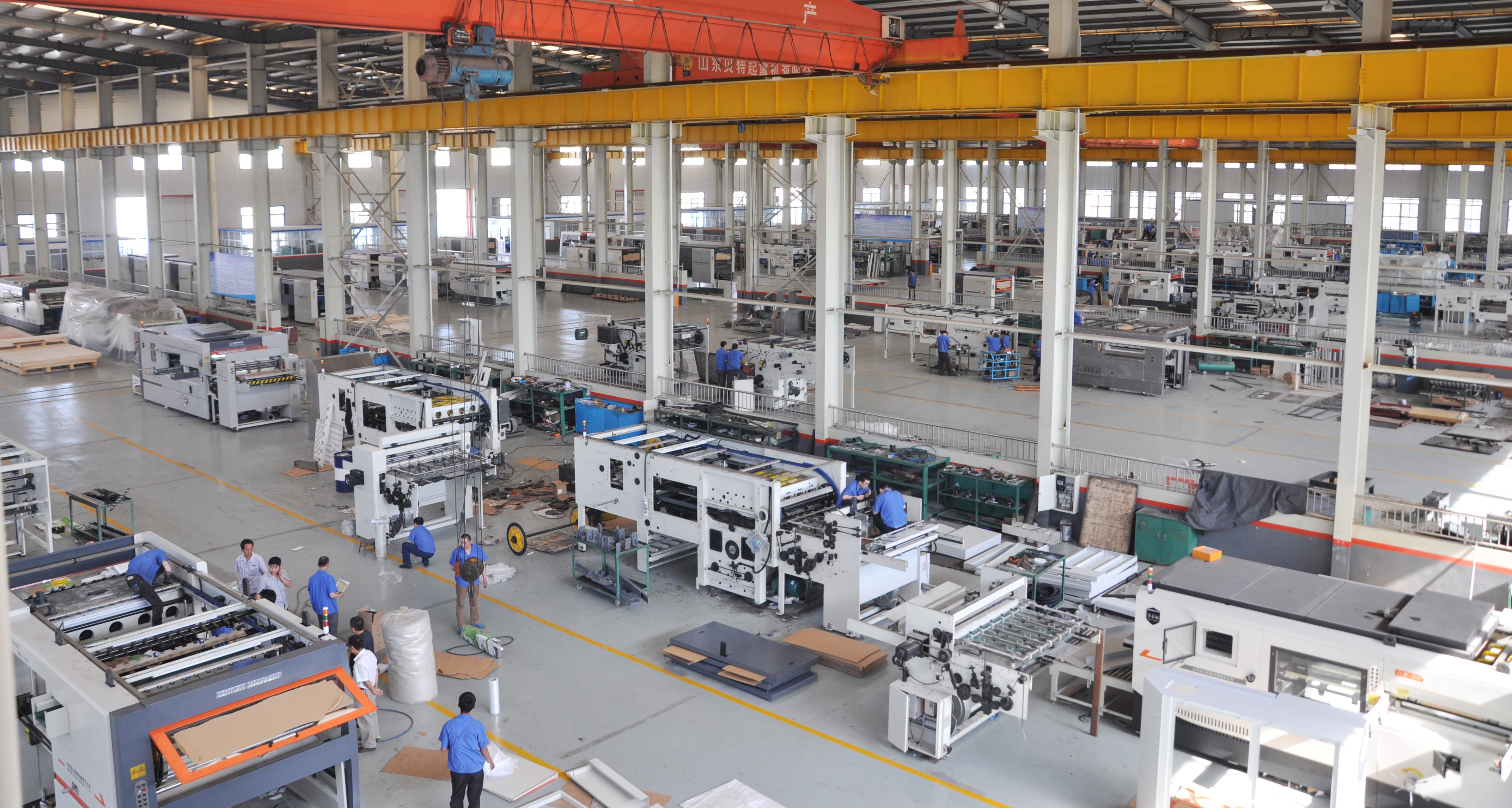 ماكينات قطع بالقوالب مصممة بدقة لضمان نتائج تغليف مثالية.